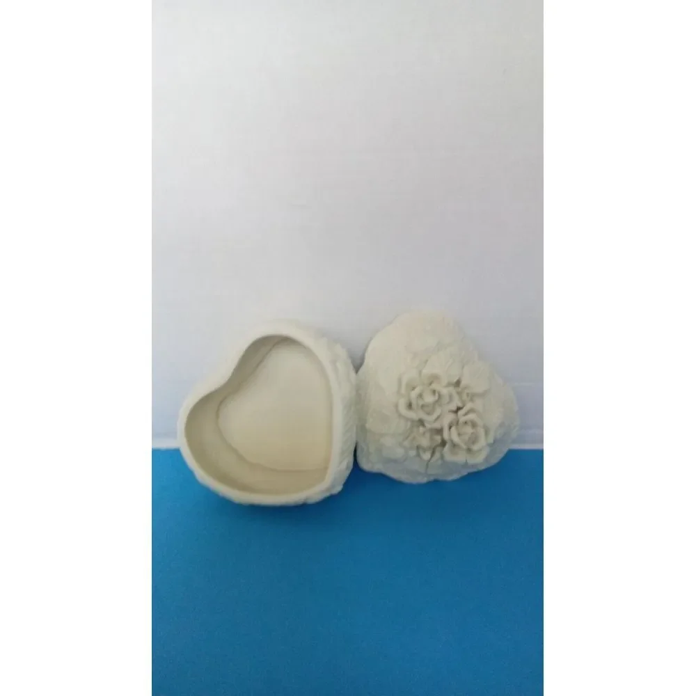 Vintage Heart-Shaped‎ Ceramic Trinket Box with Rose Detail Decorative Storage
